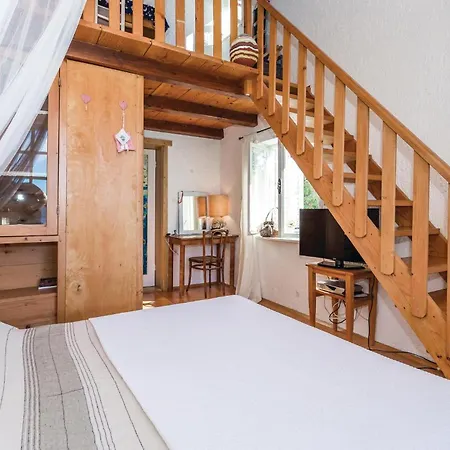 Awesome In Barbat With Kitchen Apartament